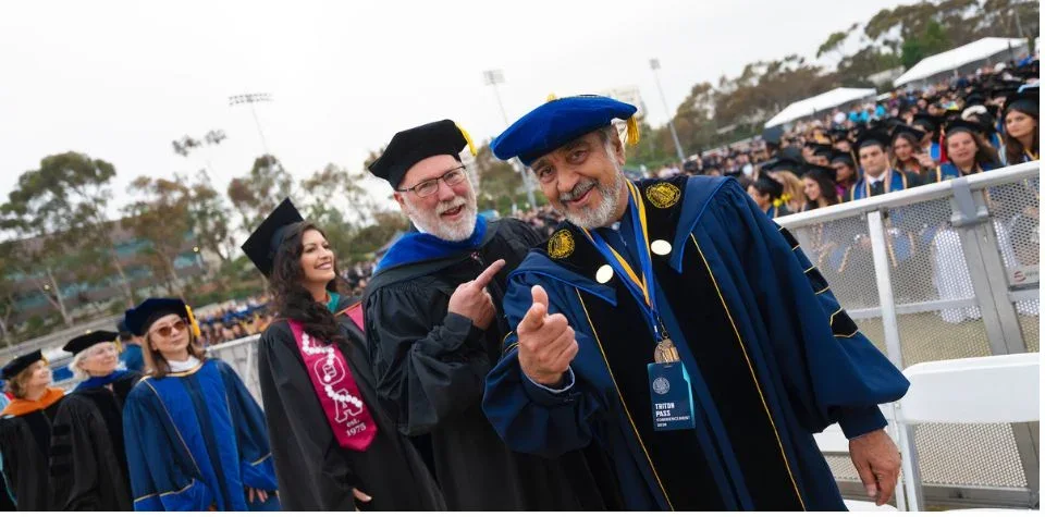 UCSD 2026 届毕业典礼上,校友 Fred Ramsdell 与校长 Pradeep K. Khosla 等教职员工入场