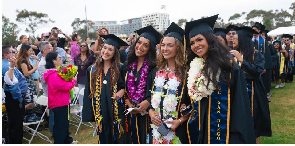 UCSD 2026 届毕业生与家人朋友在典礼现场合影