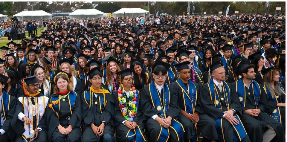 UCSD 2026 届毕业生在 All Campus Commencement 现场就座